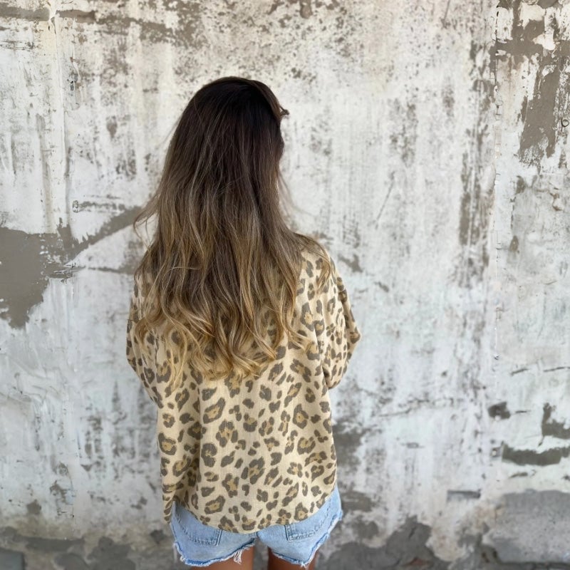 👗Vintage blouse with notched collar and long sleeves.