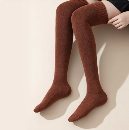 🧦 Medias gruesas hasta la rodilla – La combinación perfecta de calor y estilo