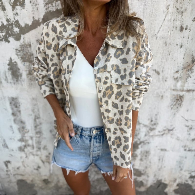 👗Vintage blouse with notched collar and long sleeves.