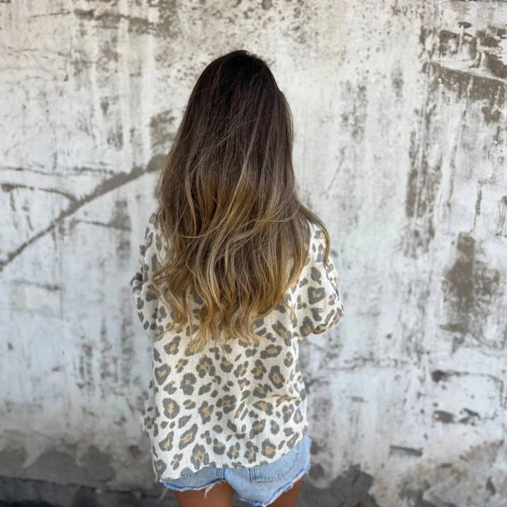 👗Vintage blouse with notched collar and long sleeves.