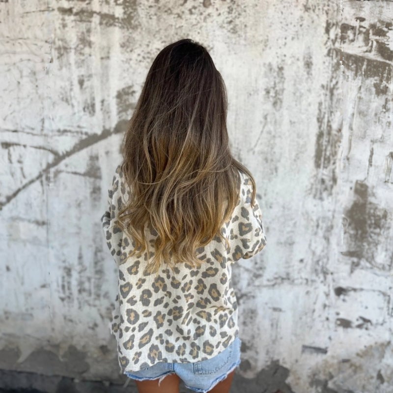 👗Vintage blouse with notched collar and long sleeves.