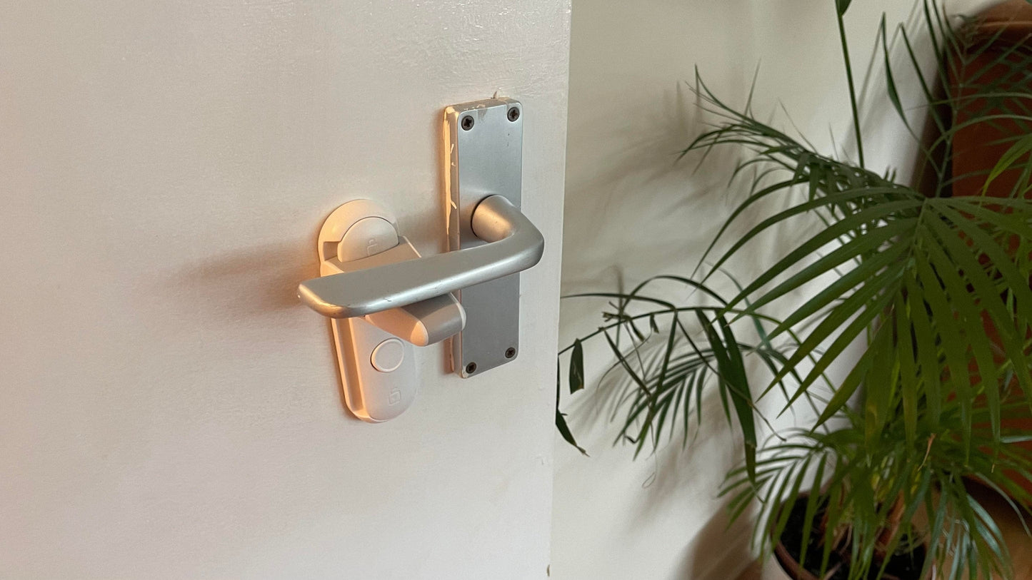 Screwless Attachable Door Lever Lock