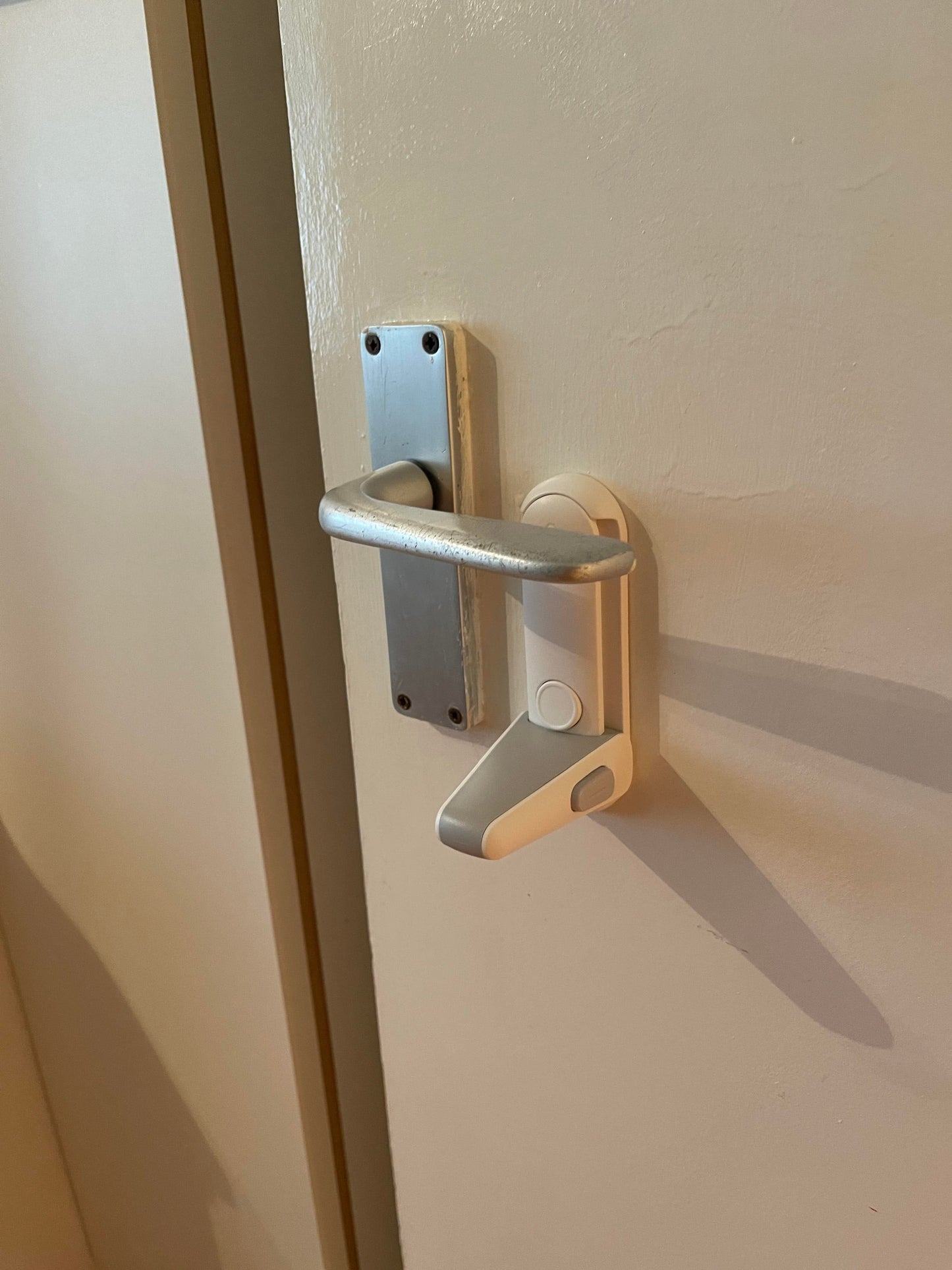 Screwless Attachable Door Lever Lock
